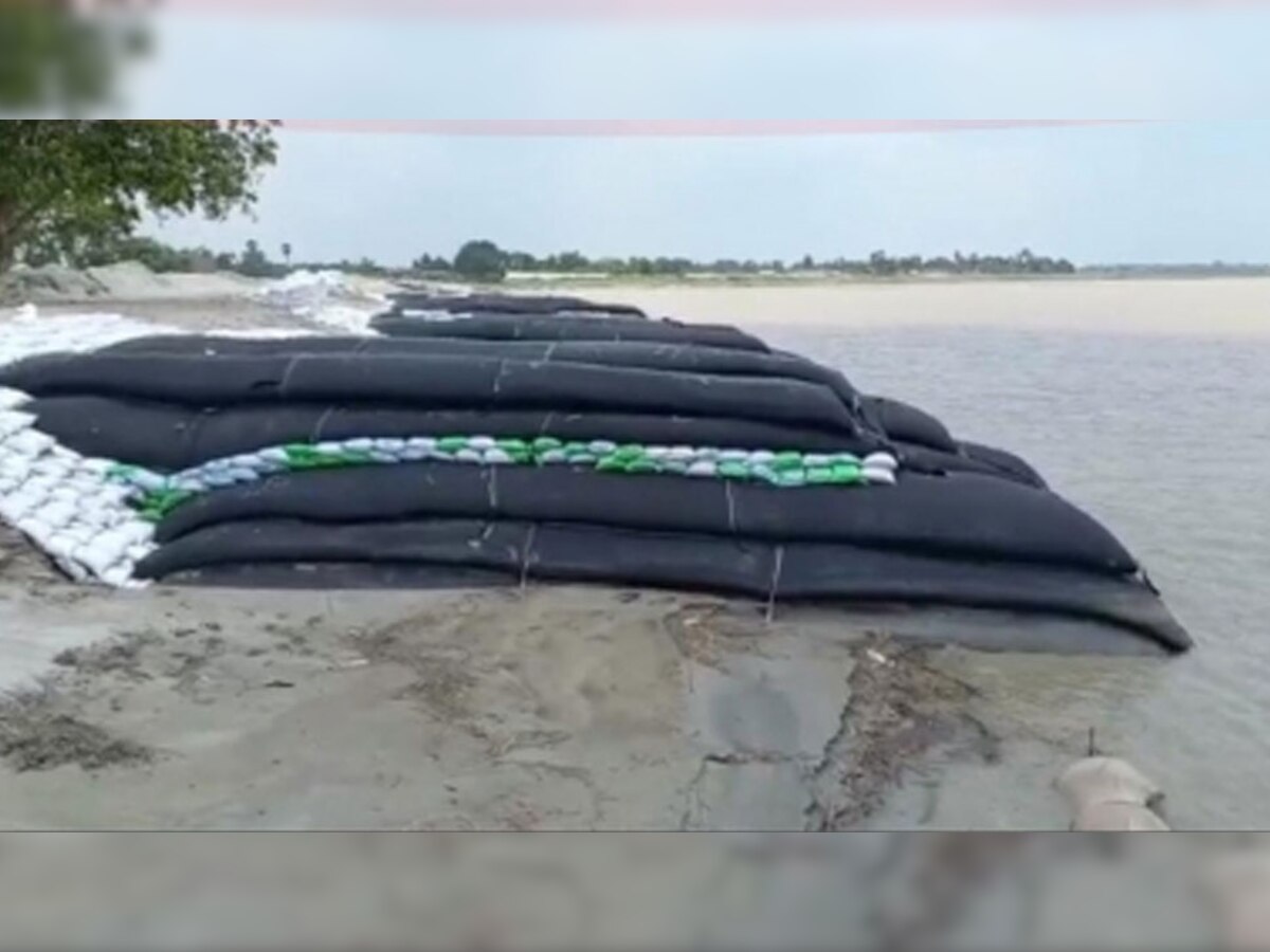बाढ़ नियंत्रण विभाग ने कटाव रोकने के लिए जियो ट्यूब का परीक्षण किया है.