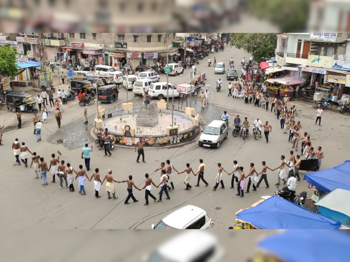 मानव शृंखला बनाकर पंचायत सहायकों का प्रदर्शन, सरकार पर वादा पूरा नहीं करने का आरोप