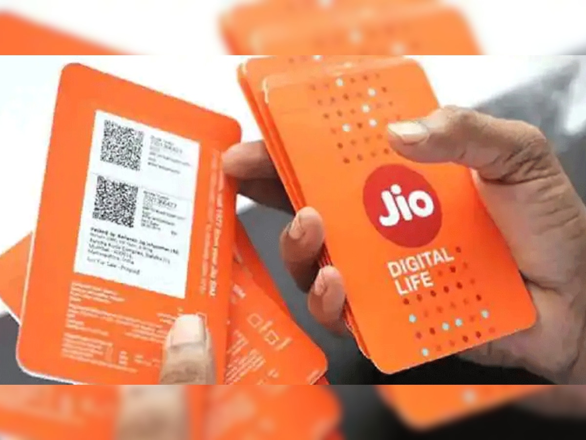 Jio Plan: एक बार करें रिचार्ज और साल भर की छुट्टी, इतने कम खर्च में मिल रहे शानदार Benifits 