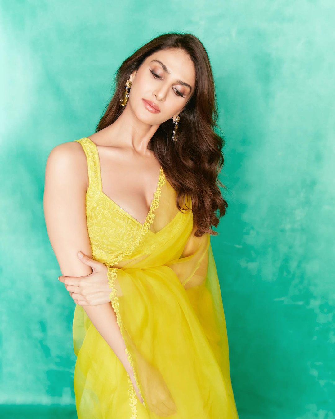 Vaani Kapoor Wearing yellow saree in a deep neck blouse she waved her pallu so beautifully watch| Vaani Kapoor: डीप नेक ब्लाउज पहन Vaani Kapoor ने लहराया पल्लू, तस्वीरें देख थाम लेंगे