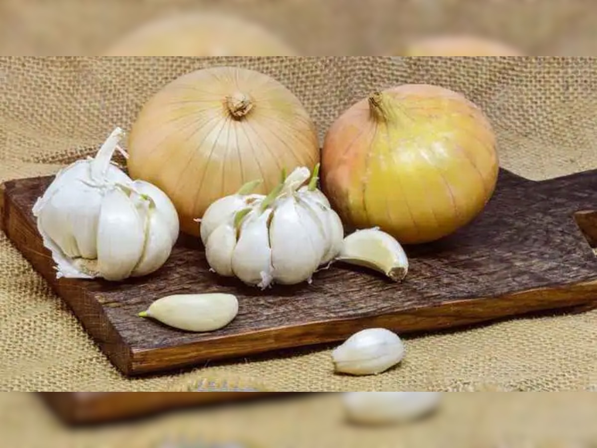 Onion and Garlic Peels: प्याज और लहसुन के छिलकों को फेंकने की न करें गलती, मिलते हैं जबरदस्त फायदे