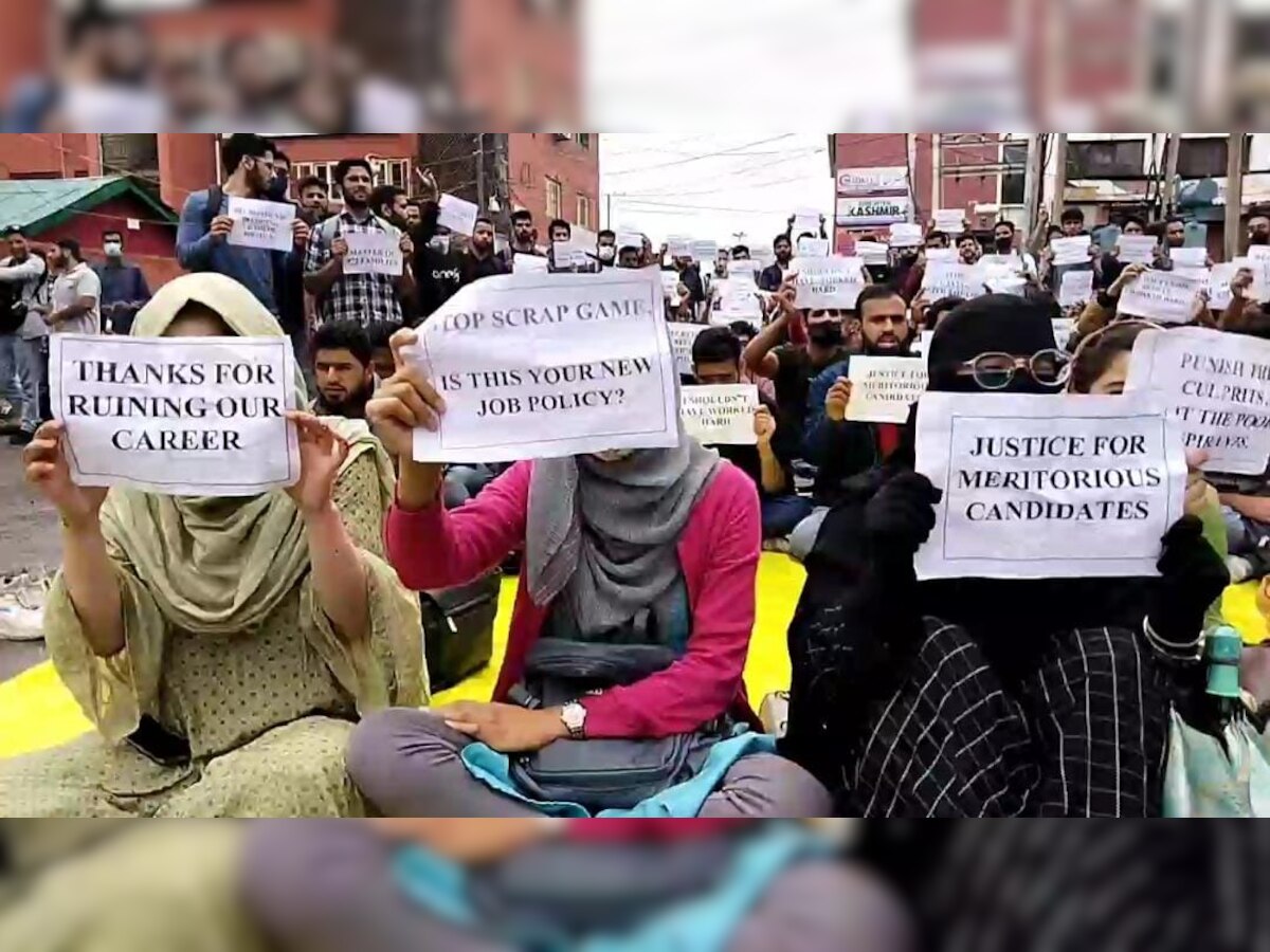 Jammu Kashmir: FAA पास करने वाले छात्रों का प्रदर्शन जारी; बोले किसी की गलती सजा सब को क्यों?