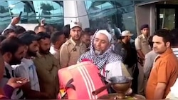 कश्मीरी पंडितों ने हज यात्रियों का 'आरती' से किया स्वागत, जानें क्यों