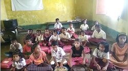 Jharkhand News: पार्षद मध्य विद्यालय में जमीन पर बैठने को मजबूर बच्चे