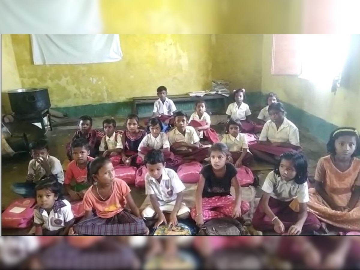 Jharkhand News: पार्षद मध्य विद्यालय में जमीन पर बैठने को मजबूर बच्चे, अधिकारियों से की गई शिकायत 