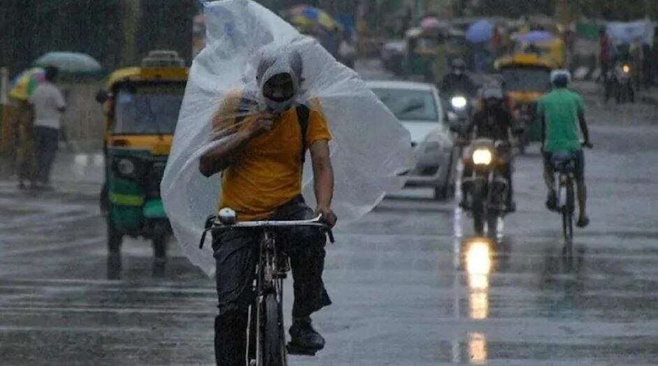 Weather Update: दिल्ली में हल्की बारिश के आसार, जानें कैसा रहेगा तापमान