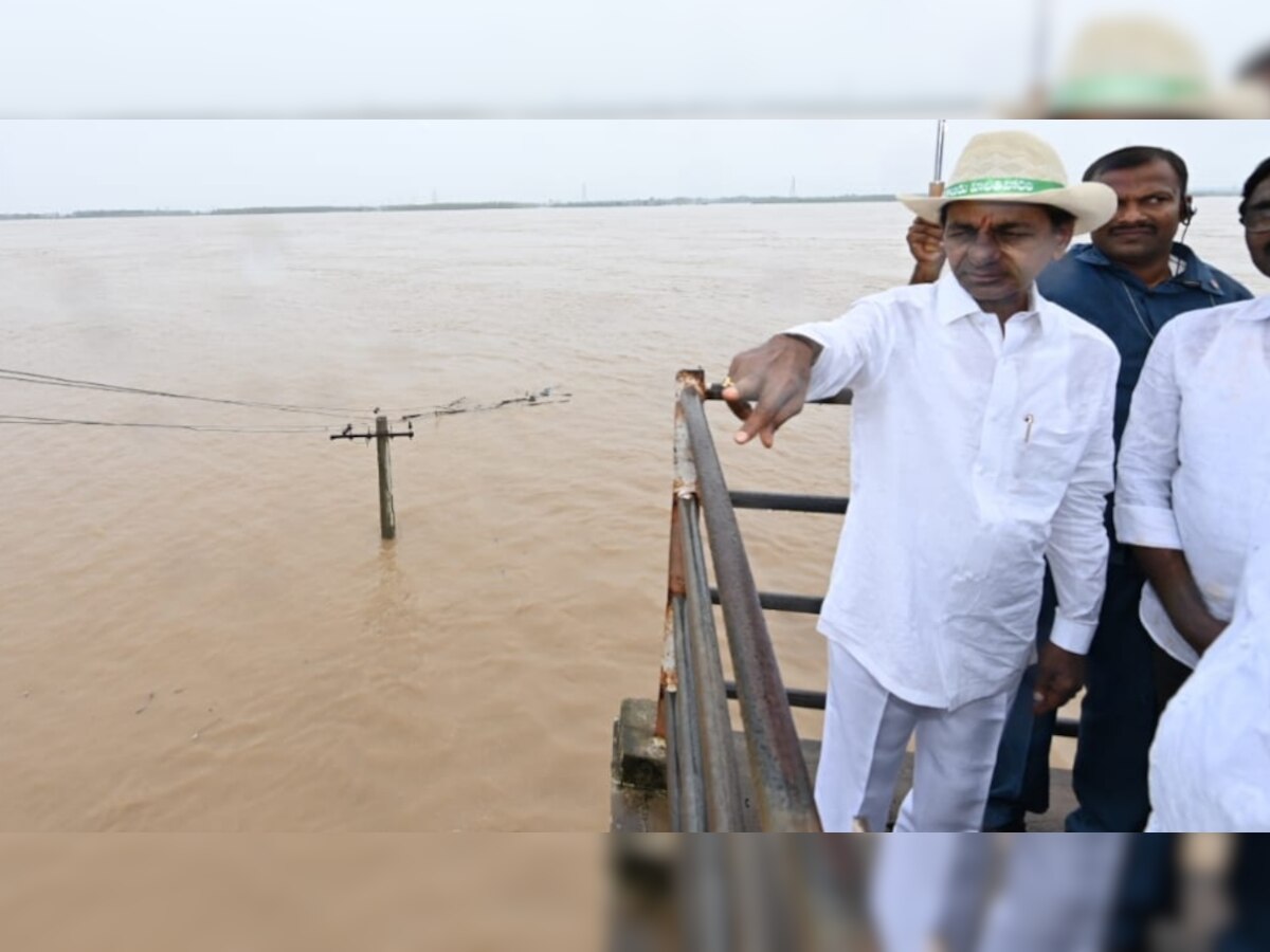 Telangana Rain: 'तेलंगाना में बादल फटने के पीछे विदेशी साजिश', बाढ़ प्रभावित इलाकों का दौरा कर बोले CM केसीआर