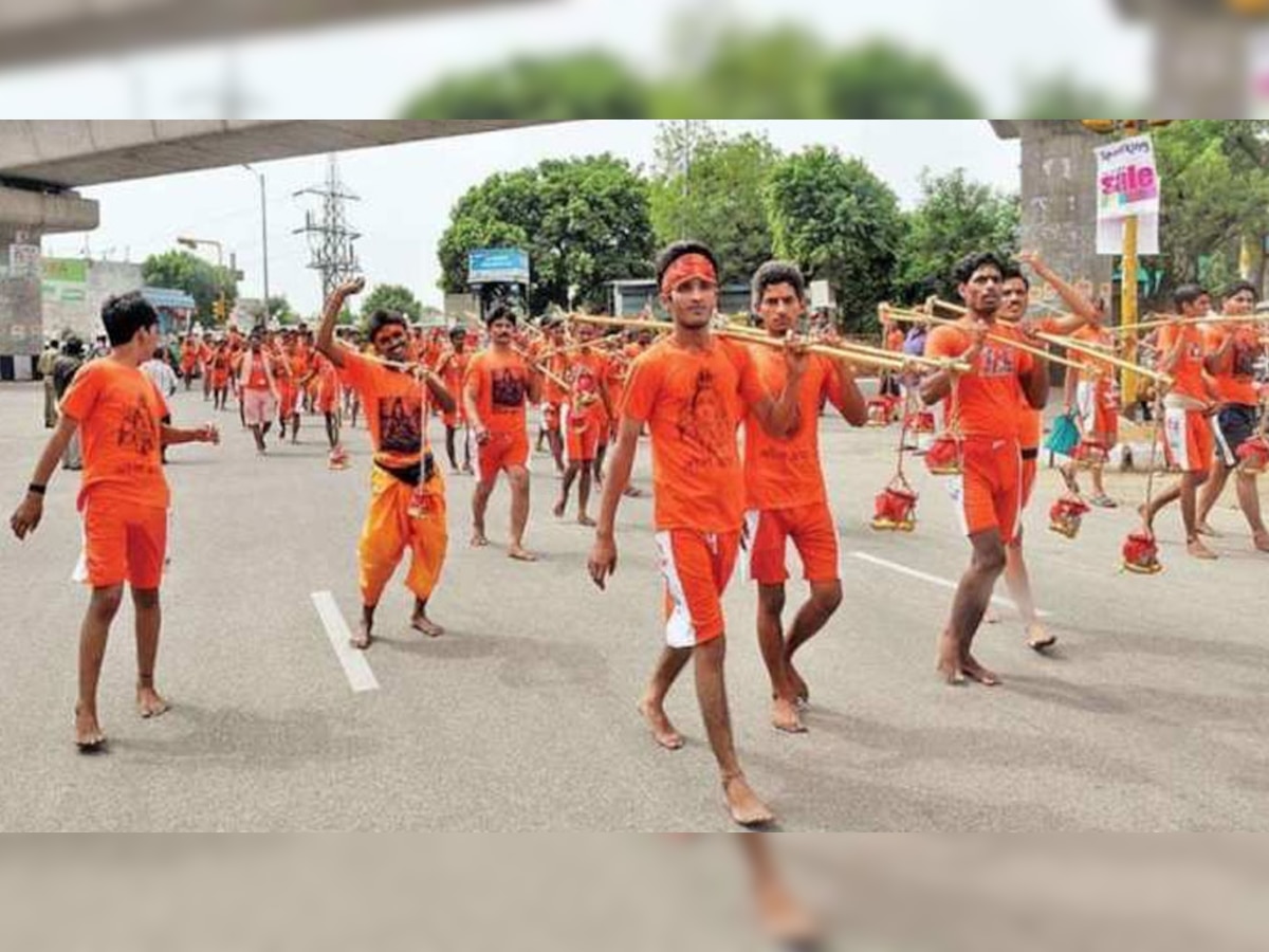 शिव भक्त कांवड़ लेकर गंगाजल लेने जाते हैं. 