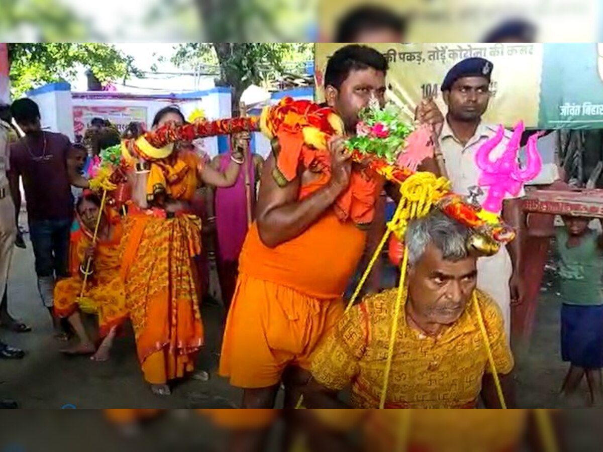 Sawan Kanwar Yatra: माता-पिता को कांवड़ में लेकर देवघर चला बेटा, लोग बोले- वाह श्रवण कुमार