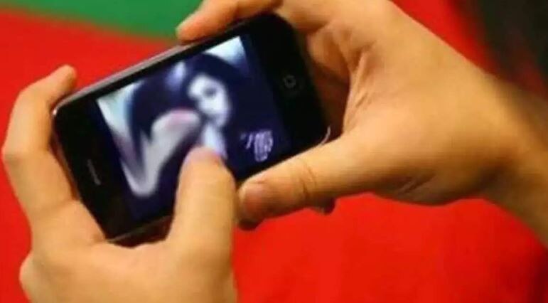 जब-जब प्रेमी से मिलती महिला, होती निजी पलों की रिकार्डिंग, रिश्तेदार बनाते थे सीडी