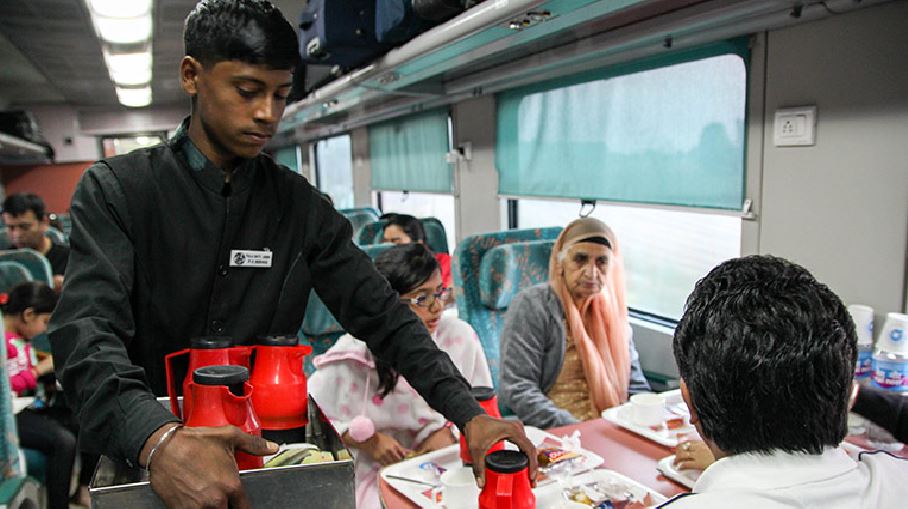 Indian Railway: ट्रेन में खाने की कीमतों में हुआ बड़ा बदलाव, अब चाय के लिए चुकाने होंगे इतने रुपये