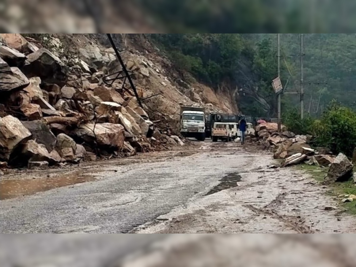 Manali Heavy Rainfall: मूसलाधार बारिश से मनाली में रास्ते हुए ठप, चारों तरफ फैला मलबा