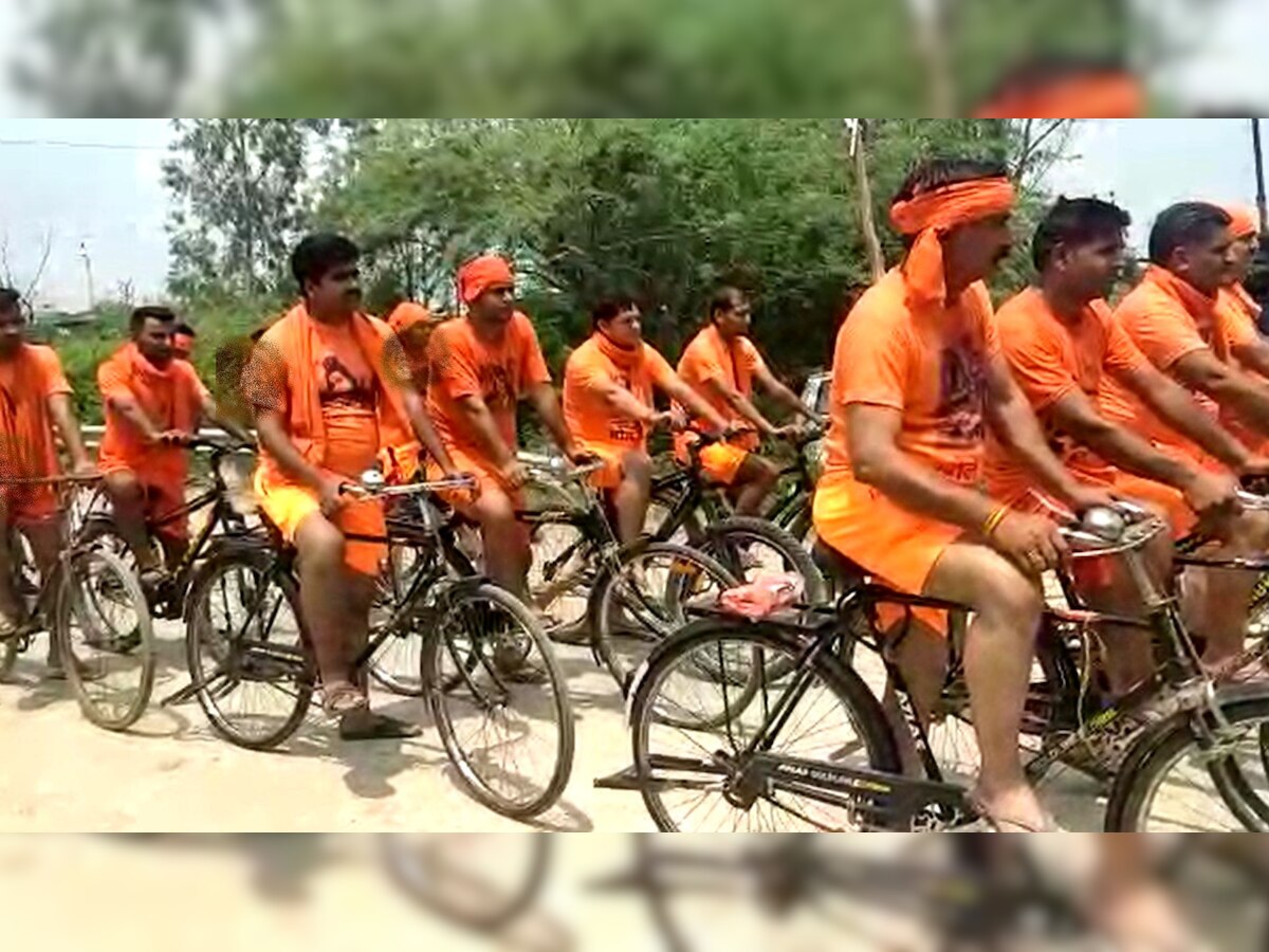 Ghaziabad: खाकी वर्दी छोड़ धारण किया कांवड़ियां का भेष, अब Cycle पर चलेगी UP Police