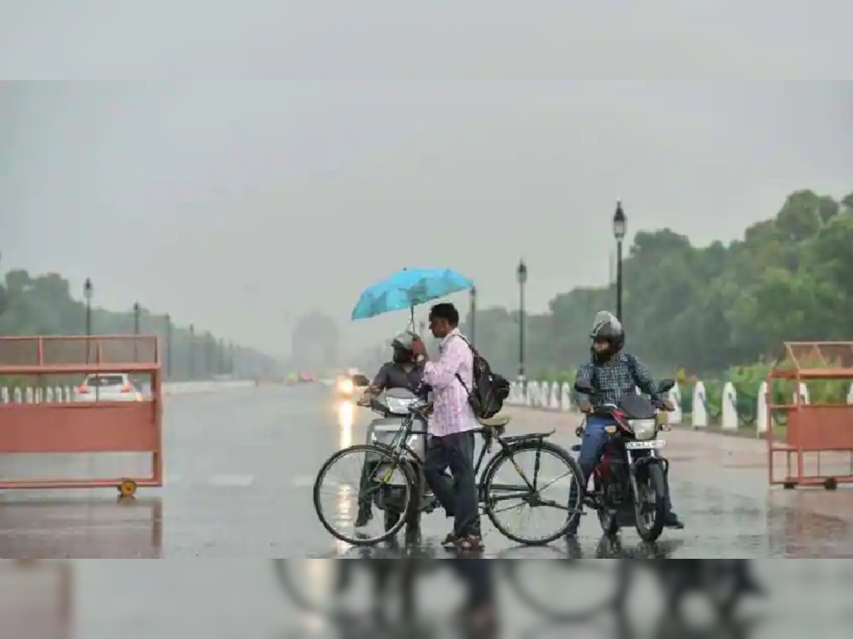 दिल्ली में भारी बारिश बनी मुसीबत, सड़कों पर भरा पानी, 3 फ्लाइट डायवर्ट