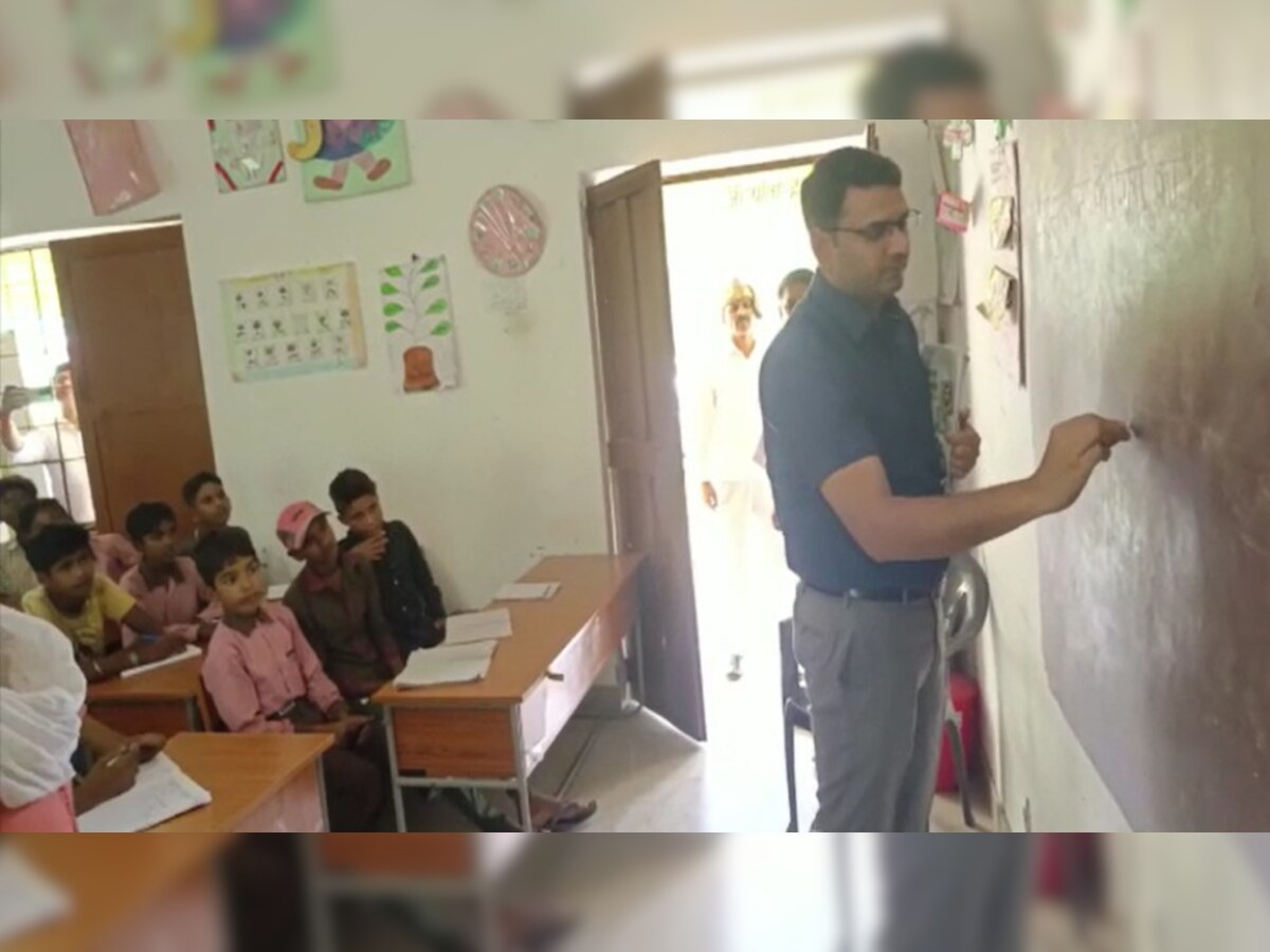 गोंडा के जिलाधिकारी उज्ज्वल कुमार बन गए टीचर, बच्चों से पूछा 9 से 12 का पहाड़ा