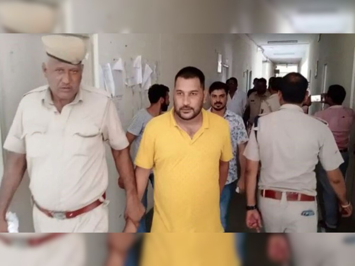 आरोपियों को ले जाती पुलिस