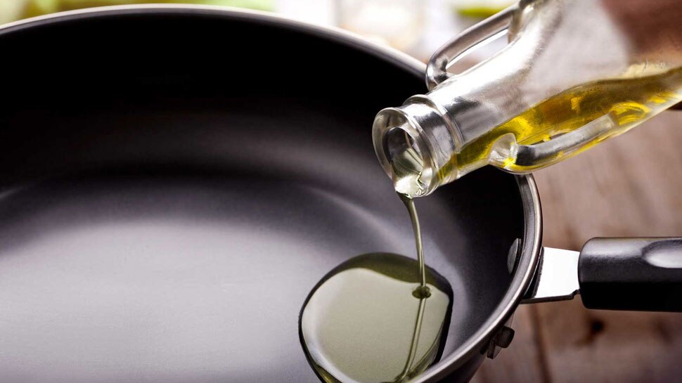 High Cholesterol को करना चाहते हैं कम, तो इन 5 Unsaturated Cooking Oil से पकाएं खाना
