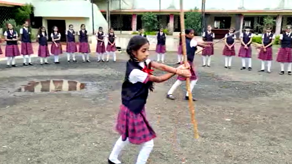 School girls MP learning tricks lathi taking steps self-defense agar malwa ssmp | \u0932\u093e\u0920\u0940 \u0918\u0941\u092e\u093e\u0928\u0947 \u0915\u093e ...