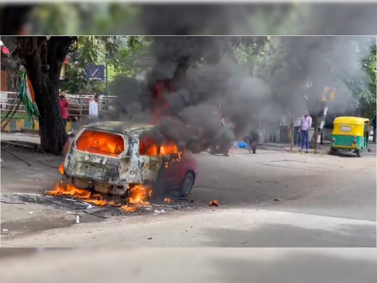 Congress Protest: सोनिया से ईडी की पूछताछ पर भड़के कांग्रेस कार्यकर्ता, फूंक दी पार्टी नेता की कार