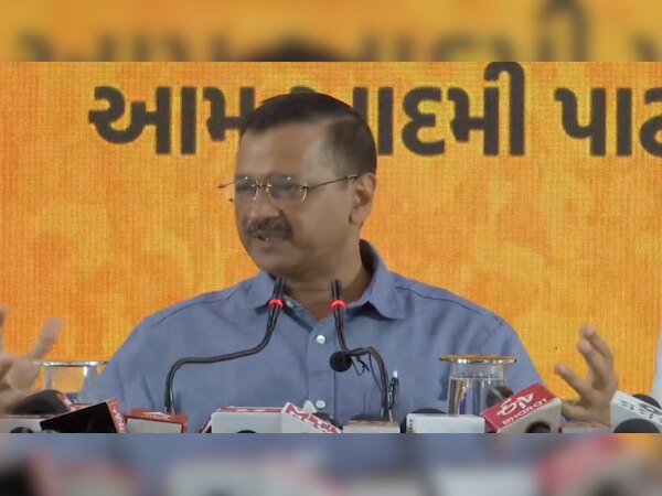 केजरीवाल ने गुजरात में किए ये तीन बड़े वादे, फ्री की रेवड़ी को बताया भगवान का प्रसाद 
