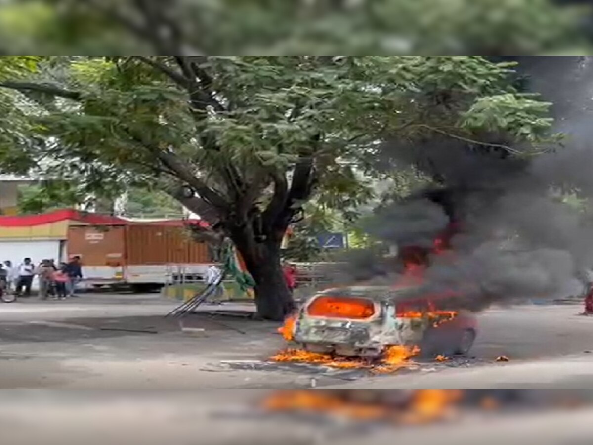 कहीं रोकी ट्रेन, तो कहीं जलाई खुद की कार, पढ़िए आज कांग्रेस ने देशभर में कितना काटा बवाल