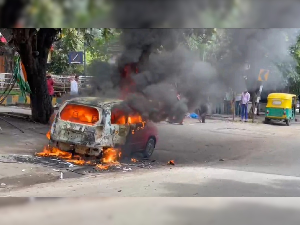 Congress protests: सोनिया से ED की पूछताछ पर कांग्रेसियों का हिंसक प्रदर्शन, फूंक दी पार्टी नेता की कार