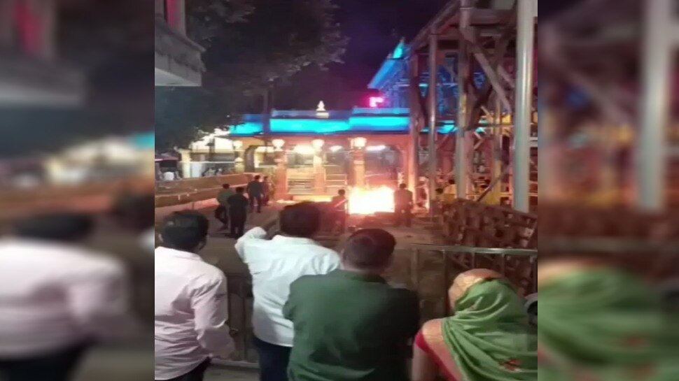 महाकाल मंदिर परिसर में आग: फोल्डिंग ब्रीज में वेल्डिंग के दौरान हादसा, कोई हताहत नहीं