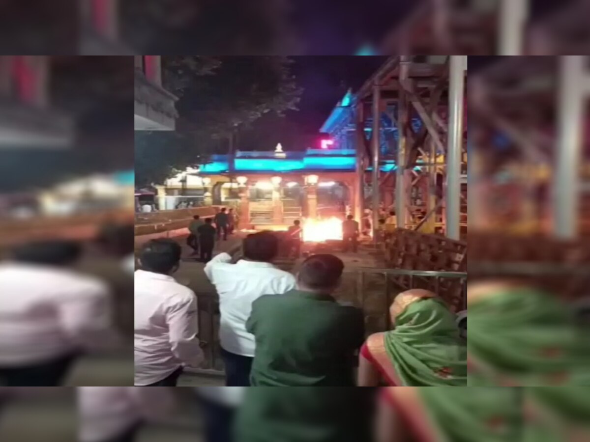 महाकाल मंदिर परिसर में आग: फोल्डिंग ब्रीज में वेल्डिंग के दौरान हादसा, कोई हताहत नहीं