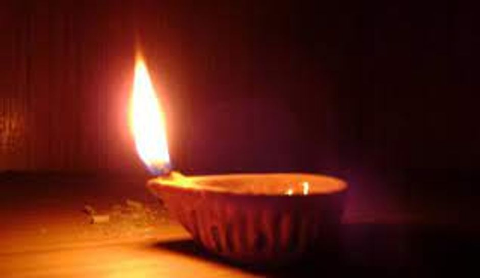 Vastu Tips For Deepak घी और तेल के दीपक को लेकर हैं अलग नियम, कंगाली