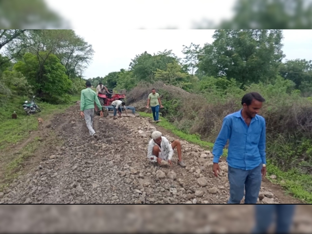  ग्रामीणों ने बनाई ग्रेवल सड़क 