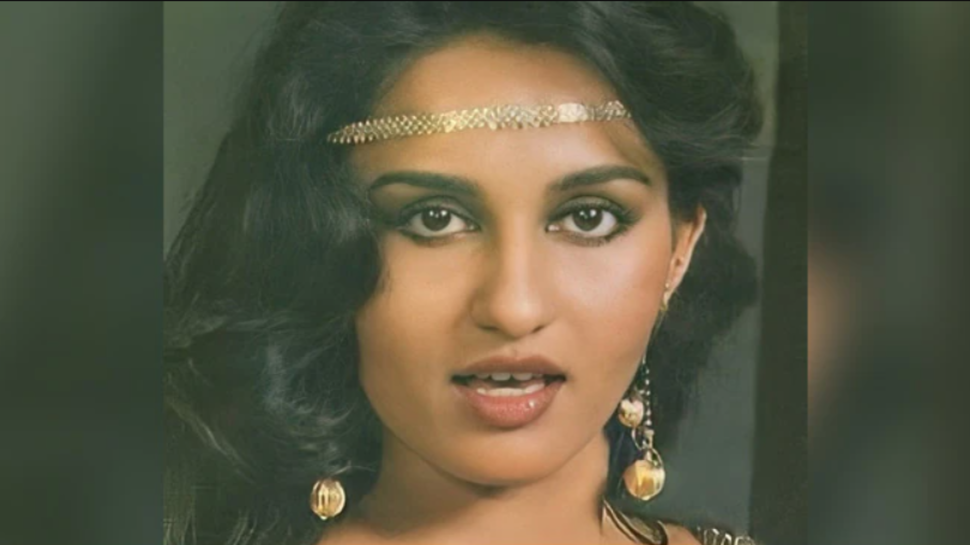 Reena Roy daughter: रीना रॉय की बेटी सनम खान खूबसूरती में मां को दे रही मात, वायरल फोटो देख हैरत में पड़े फैंस Reena Roy daughter: रीना रॉय की बेटी सनम खान खूबसूरती में मां को दे रही मात, वायरल फोटो देख हैरत में पड़े फैंस