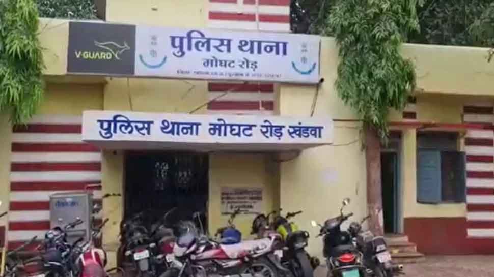 खंडवा में लव जिहाद: जबरदस्ती ट्रेन से दूसरे शहर ले जाकर किया दुष्कर्म, धर्म परिवर्तन का बनाया दबाव खंडवा में लव जिहाद: जबरदस्ती ट्रेन से दूसरे शहर ले जाकर किया दुष्कर्म, धर्म परिवर्तन का बनाया दबाव