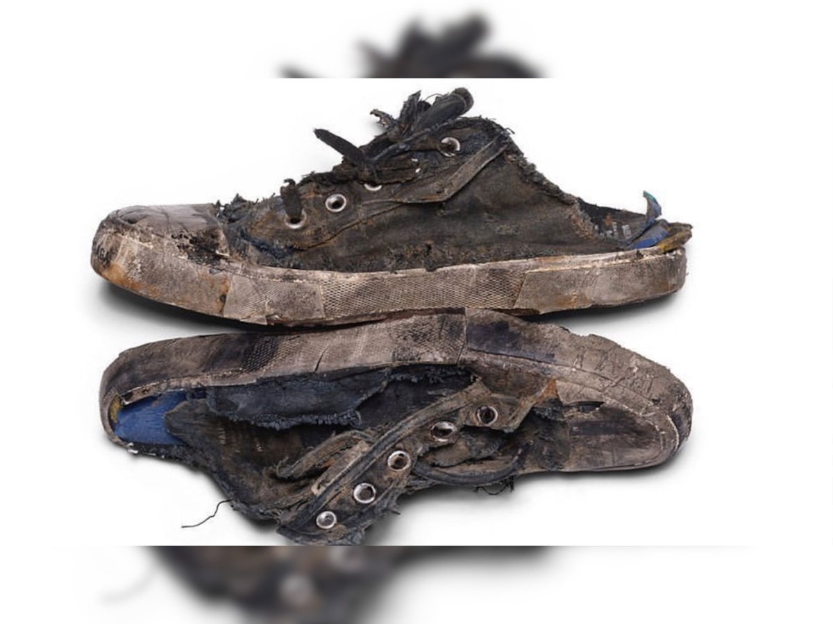 Balenciaga: फटा हुआ जूता, देखने में लगता है कचरे का सामान; कीमत सुनकर रह जाएंगे दंग