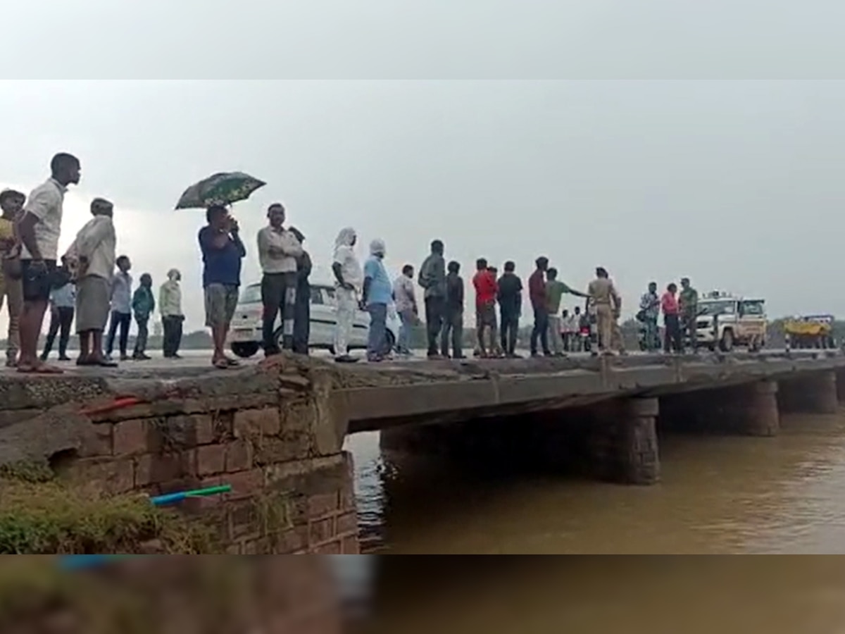 नदी के पुल से छात्र को खोजते लोग. 