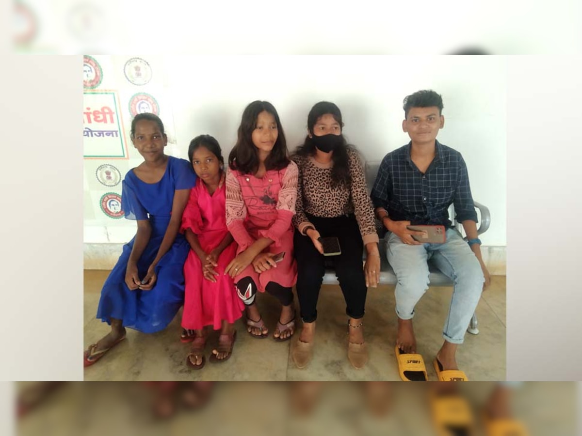 नक्सल प्रभावित जिले में बच्चों ने रोते हुए कमिश्नर से लगाई गुहार, जवाब मिलते ही लौट आई चेहरे की मुस्कान