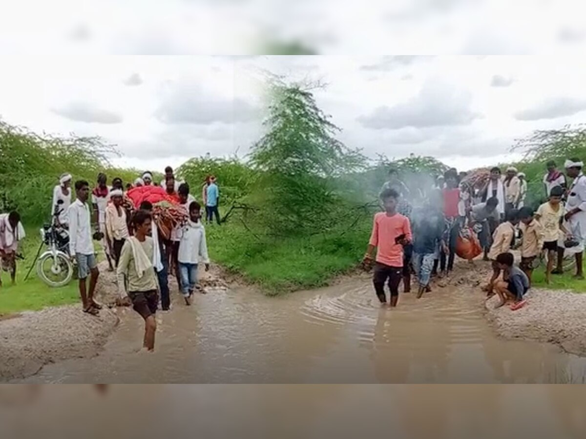 दो फीट गहरे पानी के बीच से अर्थी को पहुंचाया गया श्मशान घाट, भड़के ग्रामीण