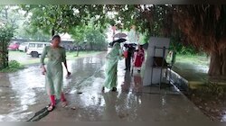 REET2022: बिना आंचल के बारिश में भीगी, बदन छुपाएं या पेपर पर ध्यान लगाएं
