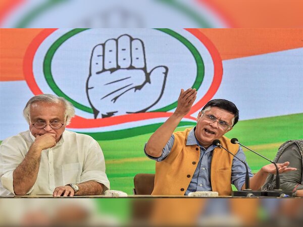  पवन खेड़ा(दाएं)