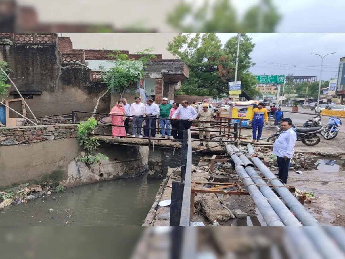  महापौर मुनेश गुर्जर ने किया नालों की सफाई का औचक निरीक्षण,अधिकारियों को दिए ये दिशानिर्देश