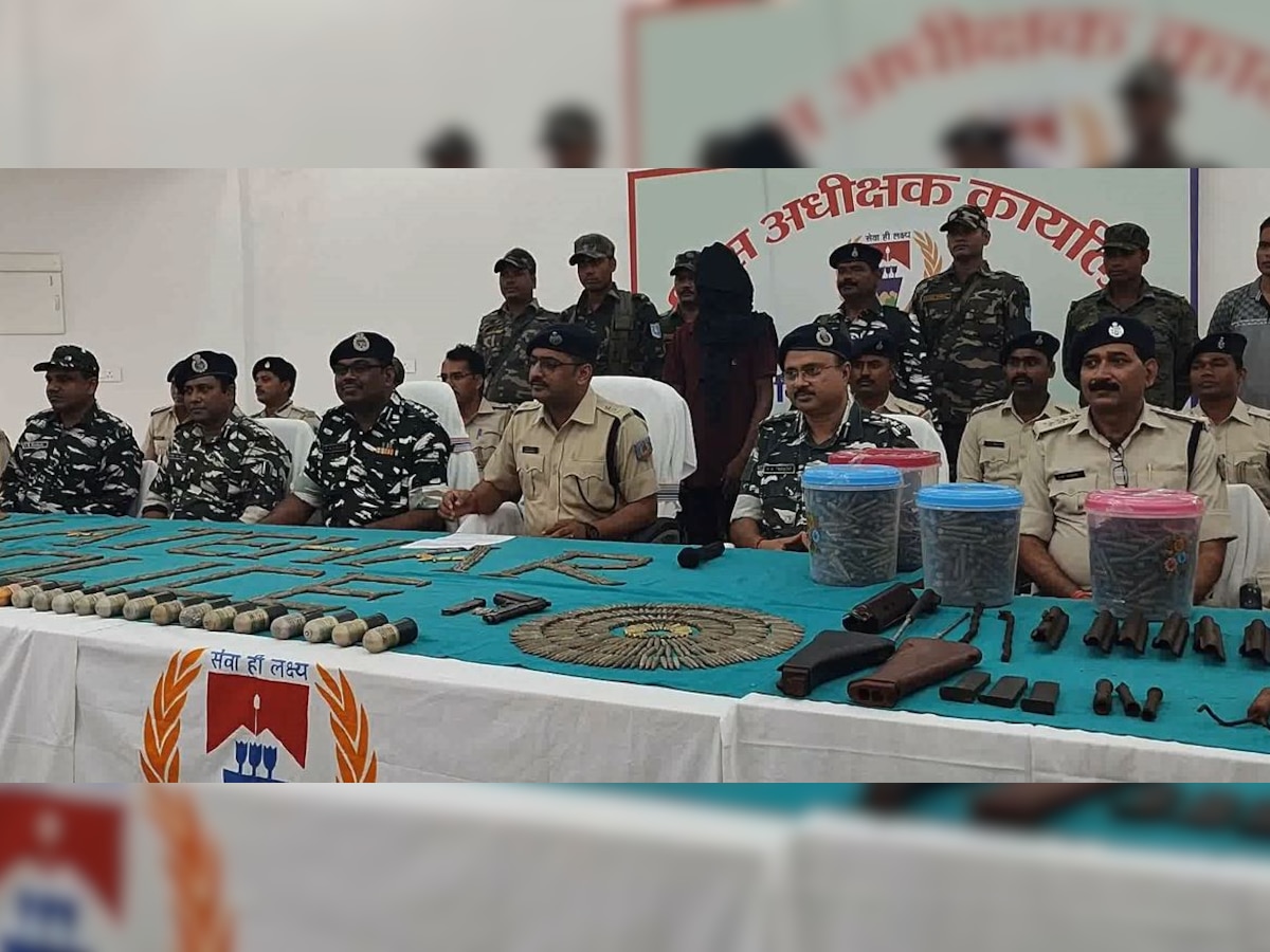 लातेहार जिला पुलिस ने बरामद किया हथियारों का जखीरा, एक नक्सली गिरफ्तार