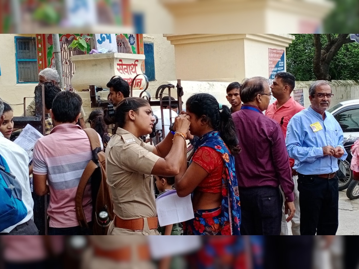 REET Exam 2022: सेंटर पर लौंग पहनकर पहुंची परीक्षार्थी, पुलिसकर्मी ने उतरवाई 