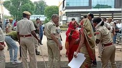  करौली में सुरक्षा व्यवस्था के बीच 19 केंद्रों पर आयोजित हो रही रीट परीक्षा 
