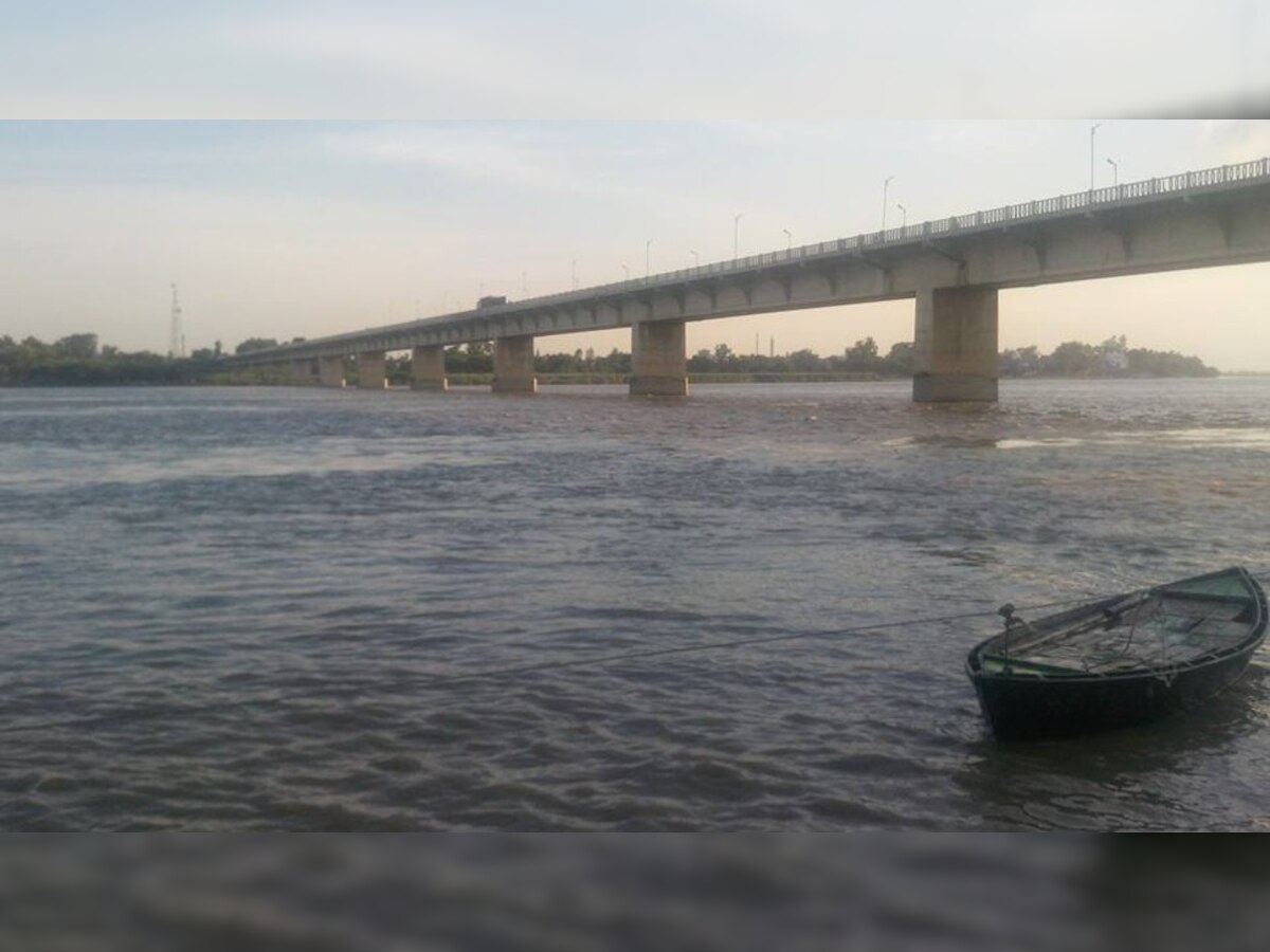 गोरखपुर: लगातार बढ़ रहा सरयू नदी का जलस्तर, लोगों की बढ़ाई चिंता 