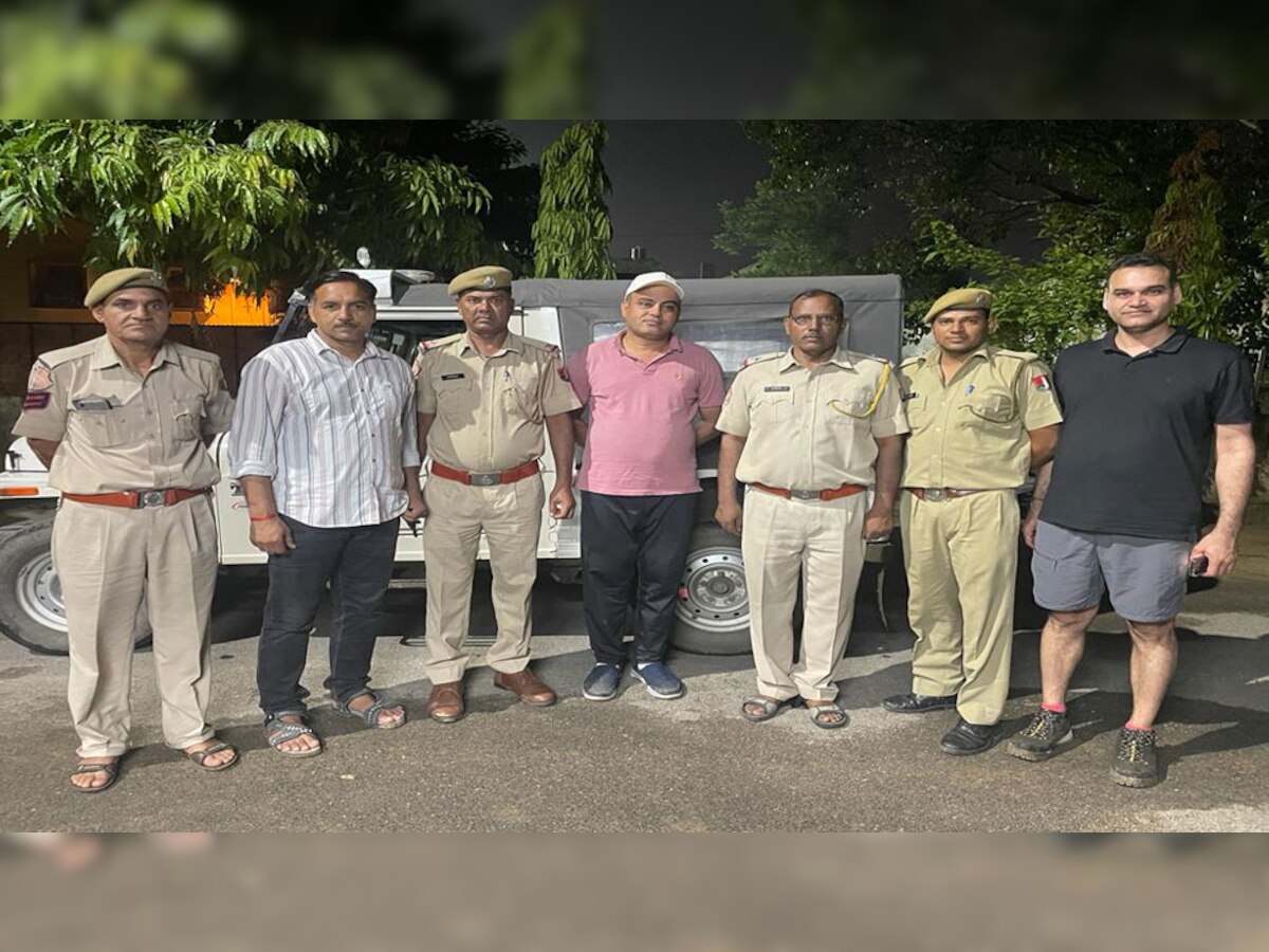 पुलिस के साथ गुलाबी टी-शर्ट में विनोद