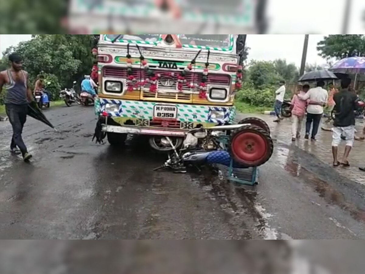 Manohar Thana: बाइक पर बने जुगाड़ को ट्रक ने टक्कर मारी, एक की मौत, एक गंभीर घायल 