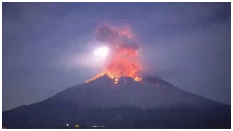 Volcano Erupts In Southern Japan जापान में फटा ज्वालामुखी, मौसम विभाग