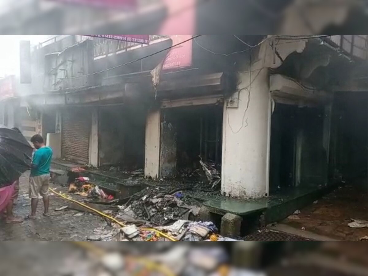 Jhalawar: साड़ी शॉप में लगी भीषण आग, करोड़ों का कपड़ा जलकर खाक 