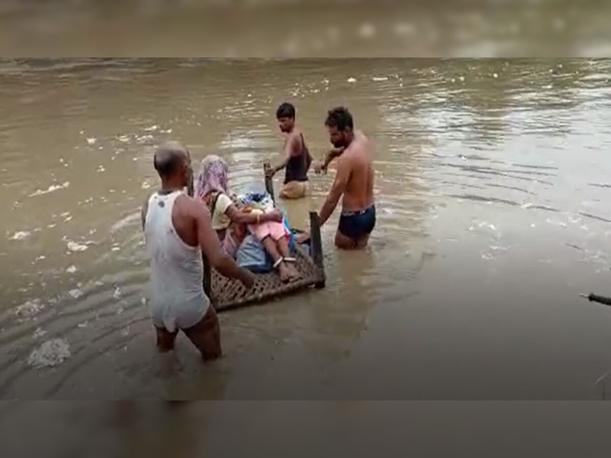 छबड़ा में नदियां ऊफान पर, जान जोखिम में डाल नदी पार करने को मजबूर लोग