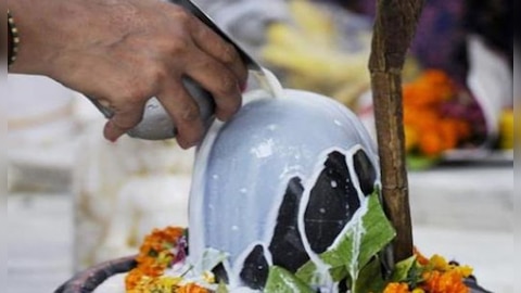 Sawan 2022: शिवलिंग पर क्यों चढ़ाया जाता है कच्चा दूध, किस दिशा में खड़े  होकर करें जलाभिषेक,जानें | sawan 2022 why milk offer to shiv ji know right  direction for jalabhishek | Hindi News,