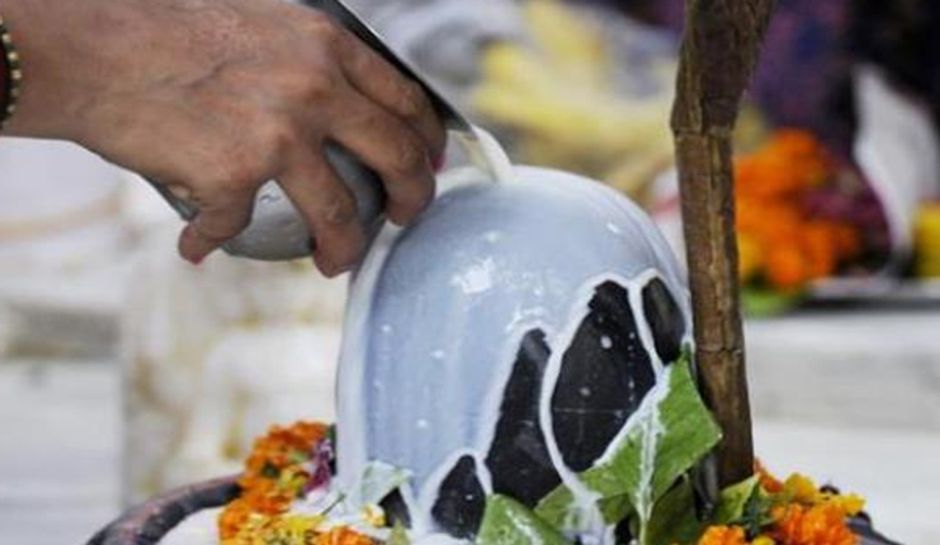 Sawan 2022: शिवलिंग पर क्यों चढ़ाया जाता है कच्चा दूध, किस दिशा में खड़े होकर करें जलाभिषेक,जानें | sawan 2022 why milk offer to shiv ji know right direction for jalabhishek | Hindi News,